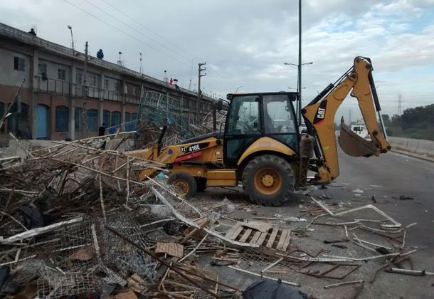 Fuerte operativo en la feria La Salada: desalojan 10 mil puestos ilegales