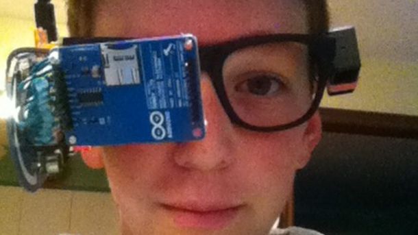 Un chico de 13 años inventó sus propias Google Glass y mucho más baratas