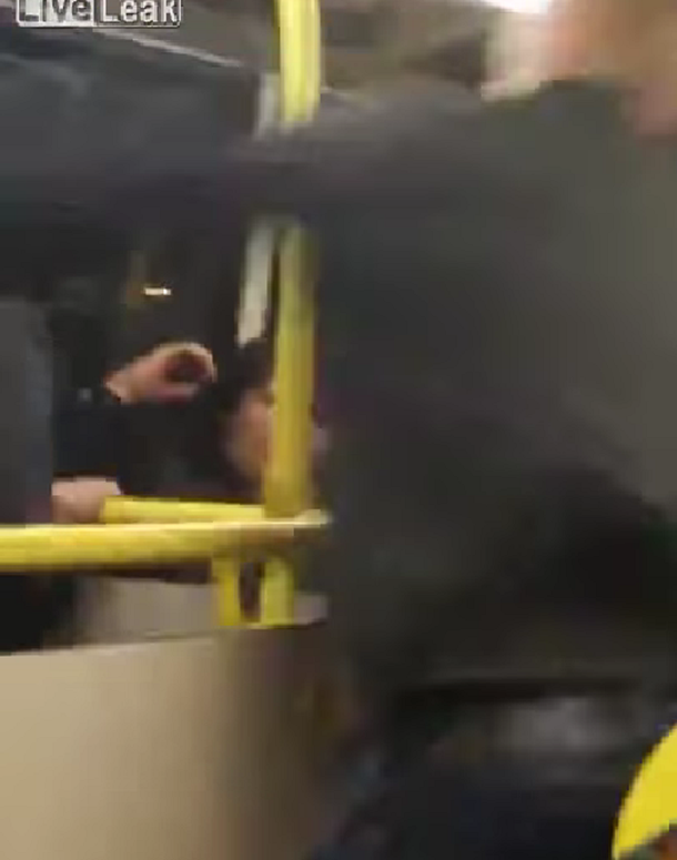 Brutal pelea en un colectivo entre ingleses y españoles: mirá el video