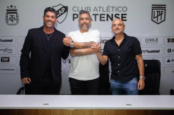 El presidente de Platense fue sancionado por arrojar una botella: el duro castigo del Gobierno