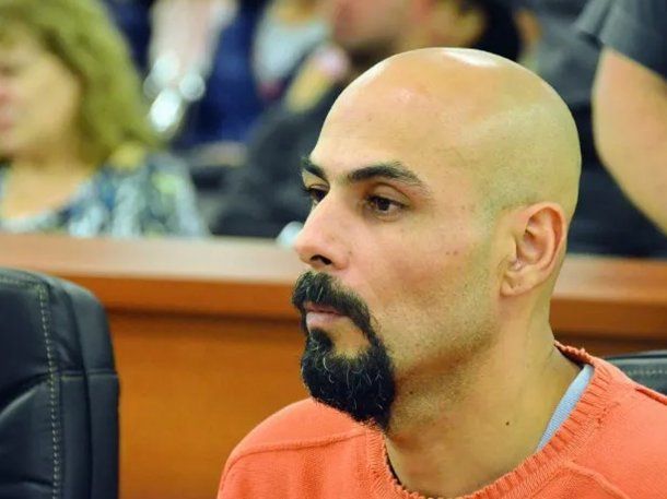 Lo encontraron ahorcado en su celda: oficialmente fue suicidio, pero su madre asegura que lo mataron