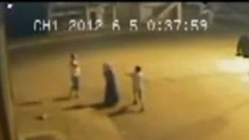 una mujer da a luz en la calle y deja al bebe tirado