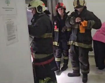 Se cayó un ascensor de un sexto piso en un geriátrico: dos heridos
