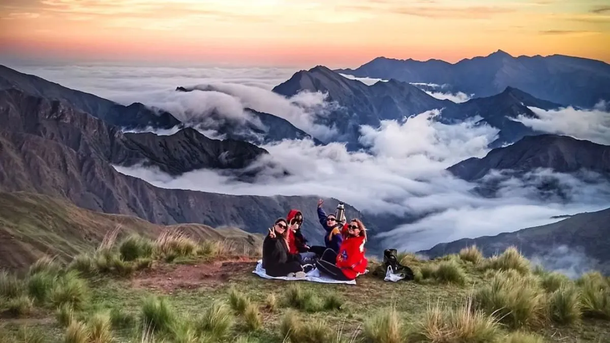 Un viaje de ensueño: la experiencia única de caminar las nubes en un pintoresco pueblo de Jujuy