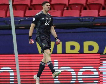 Dibu Martínez podría jugar con Messi y Cristiano Ronaldo