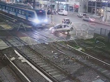 VIDEO: Así embistió el tren Sarmiento a un auto que se metió en las vías en Ramos Mejía
