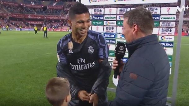Casemiro frenó una entrevista para darle la camiseta a un nene