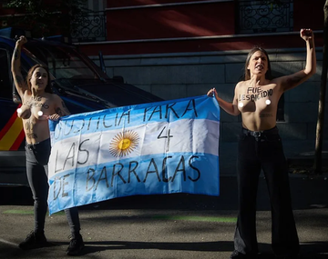 Feministas repudiaron la presencia de Milei en la embajada argentina de España