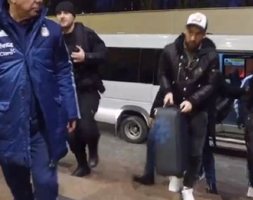 El momento del arribo del 10 al hotel