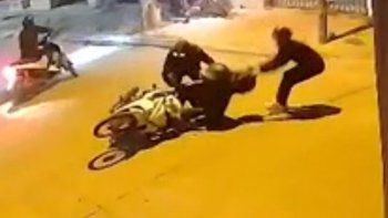 cordoba: el momento en que motochorros rodeo a una mujer para robarle la moto cordoba: el momento en que motochorros rodeo a una mujer para robarle la moto