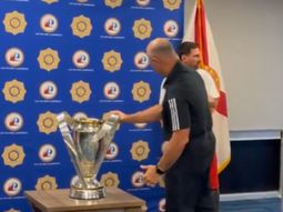 messi llevo el trofeo de la mls al departamento de policia de fort lauderdale messi llevo el trofeo de la mls al departamento de policia de fort lauderdale