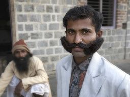 Extraña tendencia: los hombres se implantan bigotes