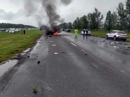 Impresionante choque múltiple en Ruta 9: un auto se incendió y hay tres muertos