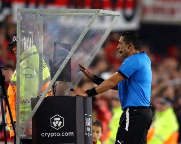 La confusa decisión arbitral que desató la bronca de los hinchas de River