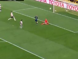 La atajada de la Copa: Armani se hizo gigante ante Benedetto y silenció a La Bombonera