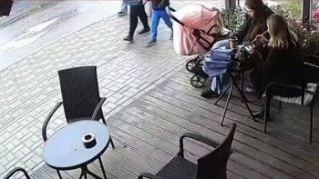 un nene intento dar vuelta un cochecito con un bebe recien nacido y la madre ni siquiera reacciono un nene intento dar vuelta un cochecito con un bebe recien nacido y la madre ni siquiera reacciono