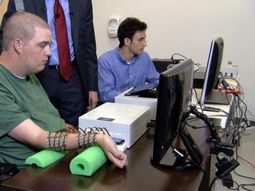 con un microchip en el cerebro, un hombre tetraplejico pudo tocar la guitarra con un microchip en el cerebro, un hombre tetraplejico pudo tocar la guitarra