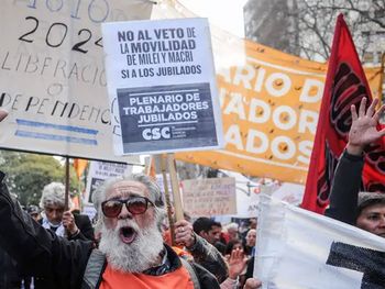 Jubilados desafían la represión y marchan con movimientos sociales contra el veto de Javier Milei