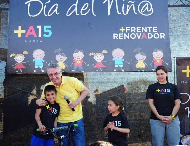 Para festejar su día, en Tigre les pusieron remeras de Massa 2015 a los niños