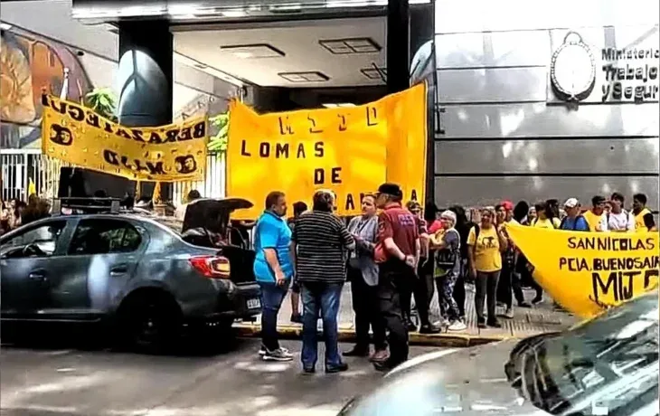 Caos en el Bajo porteño por una protesta de Raúl Castells frente al ministerio de Trabajo