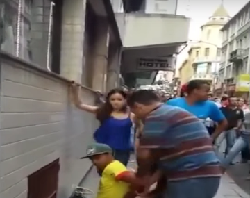 Víctima de un robo le da una terrible patada en la cara al delincuente