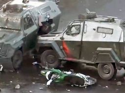 Un tanque de Carabineros aplastó a un joven durante una manifestación en Chile