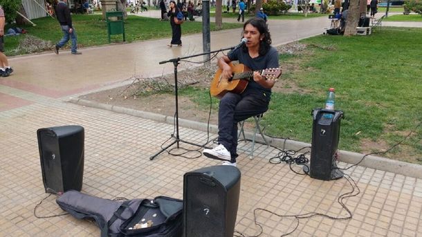 Cristian Gustavo Malbrán es un conocido artista callejero de San Juan