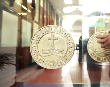 Escándalo por estafa y títulos truchos en la Universidad Católica