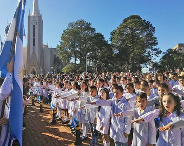 Más de 9 mil alumnos del AMBA realizan la Promesa a la Bandera