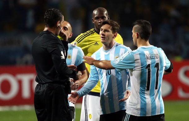 El insólito argumento del árbitro que dejó pegar de más a Colombia