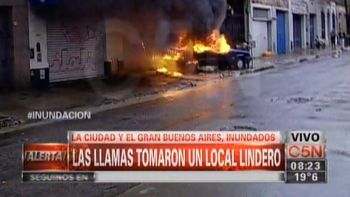 se incendio un auto en villa urquiza luego de la fuerte lluvia se incendio un auto en villa urquiza luego de la fuerte lluvia