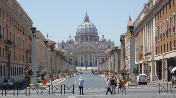 Alarma en el Vaticano: detuvieron a un hombre que irrumpió con un auto en la ciudad