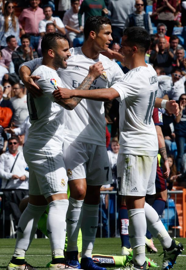 El Real Madrid goleó al Eibar en el Bernabéu y se acercó al líder Barcelona