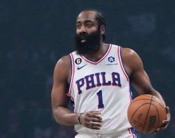 NBA: el extravagante look de James Harden para ir a la cancha