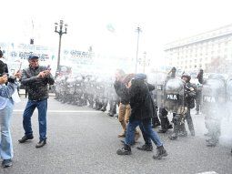 Represión en pleno debate de la Ley Bases