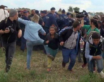Periodista que pateó a refugiados dice que lo hizo por ataque de pánico