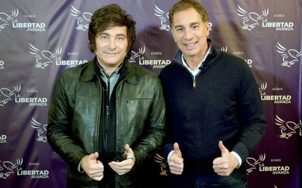El violeta Javier Milei y el colorado Diego Santilli.