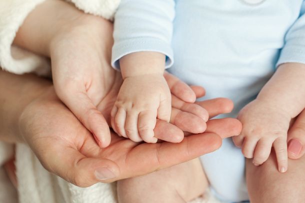 Buscan a familias que quieran cuidar a bebés que viven en hogares
