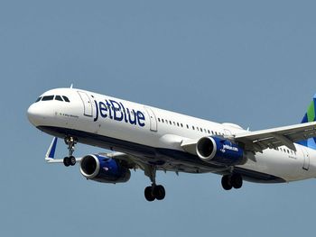 El avión aterrizó de emergencia con su tripulación intoxicada