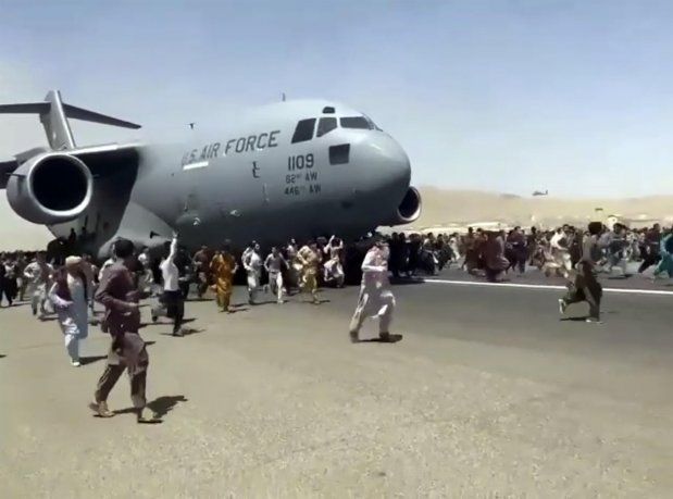 La impresionante imagen de la bodega de un avión militar con 640 personas que huyen de Afganistán