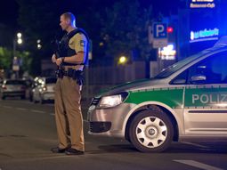 un hombre se inmolo frente a un restaurante de alemania y provoco 10 heridos un hombre se inmolo frente a un restaurante de alemania y provoco 10 heridos