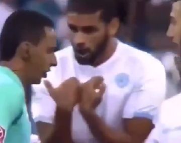 Ver para creer: le hizo foul al árbitro y terminó siendo amonestado