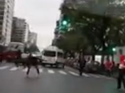 fanaticos de river llenaron de piedras los micros con hinchas de wilstermannn fanaticos de river llenaron de piedras los micros con hinchas de wilstermannn