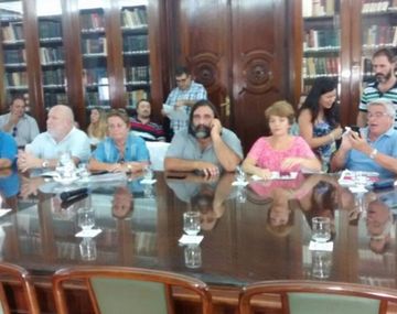Los docentes bonaerenses, a la espera en el Ministerio de Economía provincial