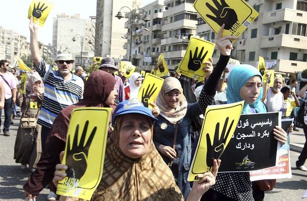 Egipto: arrojan bomba a comisaría y desactivan otra en las vías