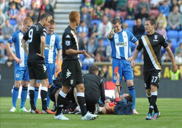 Insólita falta contra un árbitro en el fútbol inglés