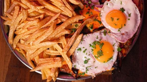 Su milanesa es una de las grandes atracciones del bodegón. Su milanesa es una de las grandes atracciones del bodegón.