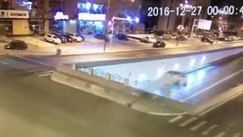 Un vehículo se metió a un paso nivel por el costado Un vehículo se metió a un paso nivel por el costado