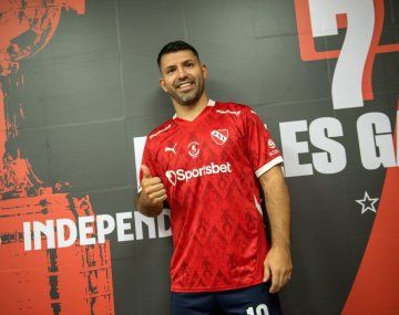 Inoxidable: el golazo del Kun Agüero a Racing en el Senior de Independiente