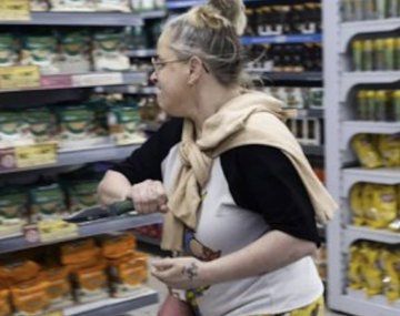 Una mujer intentó agredir con un cuchillo a un fotógrafo en el acto de Milei en Tres de Febrero